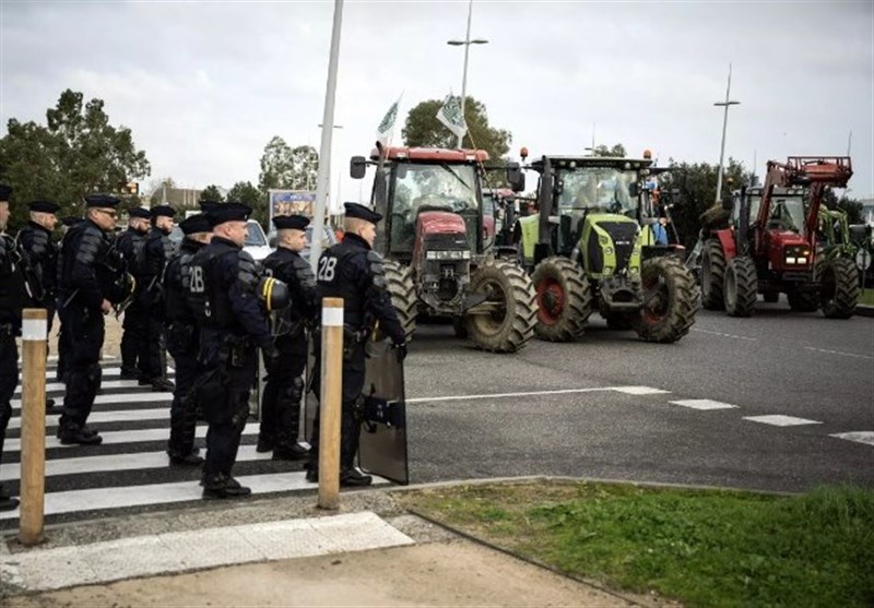 French Police Make Arrests As Farmers Close In on Key Locations