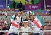 همدلی هواداران در حاشیه دیدار ایران و سوریه/ حضور مورایس و ملی‌پوشان سابق در ورزشگاه