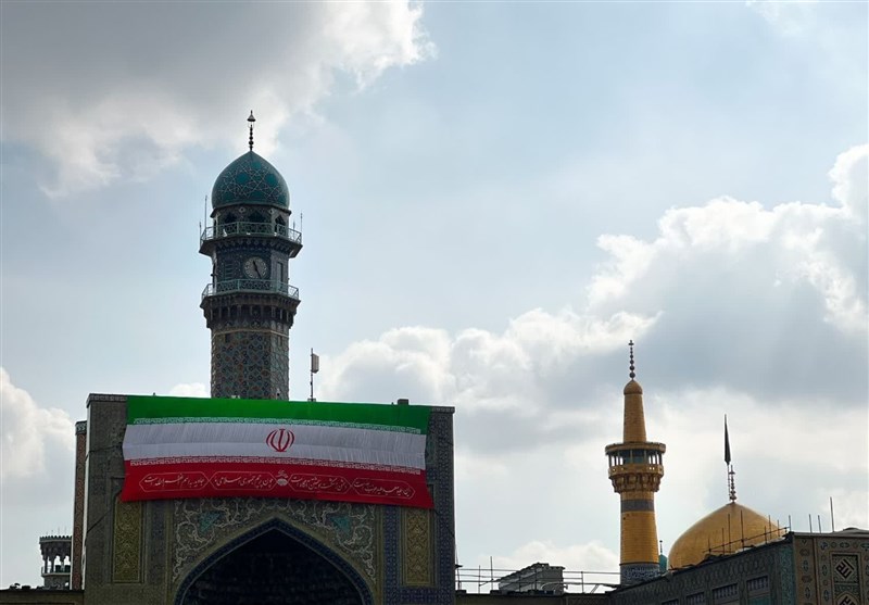 نصب پرچم جمهوری اسلامی ایران همزمان با دهه فجر در صحن و سرای رضوی+تصاویر