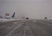 انجام پروازهای ورودی و خروجی همزمان با بارش شدید برف در فرودگاه بین‌المللی شهید هاشمی‌نژاد