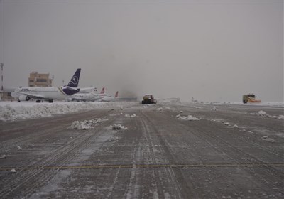 انجام پروازها همزمان با بارش شدید برف در فرودگاه مشهد