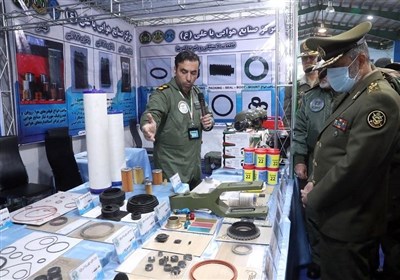  بازدید فرمانده ارتش از موشک‌ها و پهپاد‌های انتحاری در نمایشگاه دستاوردهای هوانیروز+مشخصات 