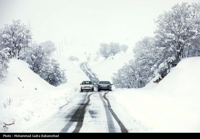 بارش برف در محور نورآباد به نهاوند/ جاده‌های اصلی لرستان باز است