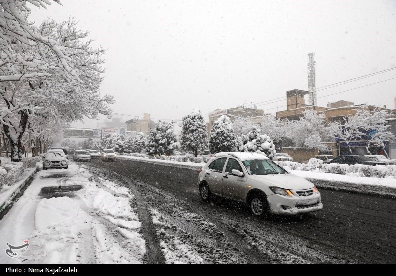 محدودیت تردد در جاده چالوس و هراز/ بارش برف و باران در جاده‌های 27 استان