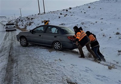  رهاسازی ۷۵ خودروی گرفتار در برف در کرمانشاه 