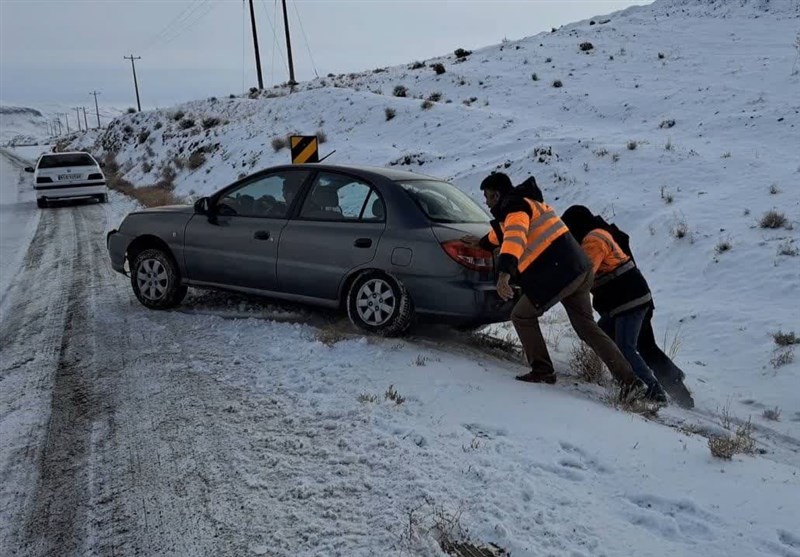 رهاسازی 75 خودروی گرفتار در برف در کرمانشاه
