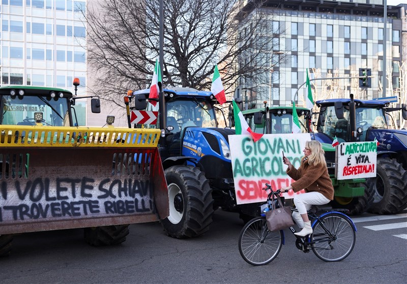 Italy&apos;s Farmers Head to Rome in Tractor Convoy As European Anger Spreads