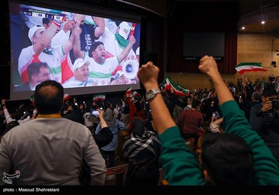 تماشای دیدار فوتبال ایران و قطر در جشنواره فیلم فجر