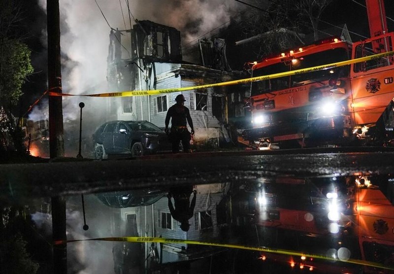 نجات 7 نفر با نردبان هیدرولیک در آتش‌سوزی خیابان ولیعصر