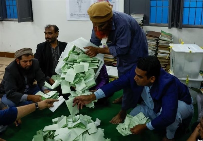 رسانه‌های پاکستان: نامزدهای مرتبط با حزب «عمران خان» پیشتاز انتخابات هستند + عکس