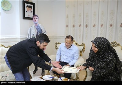 دیدار مهدی رمضانی، دبیرکل نهاد کتابخانه‌های عمومی کشور با خانواده شهید مدافع حرم خلیل تختی‌نژاد