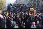 رفت و روب مسیر راهپیمایی 22 بهمن بعد از پایان مراسم