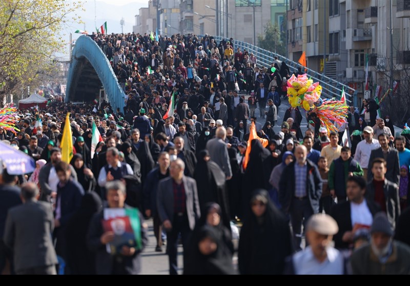 رفت و روب مسیر راهپیمایی 22 بهمن بعد از پایان مراسم