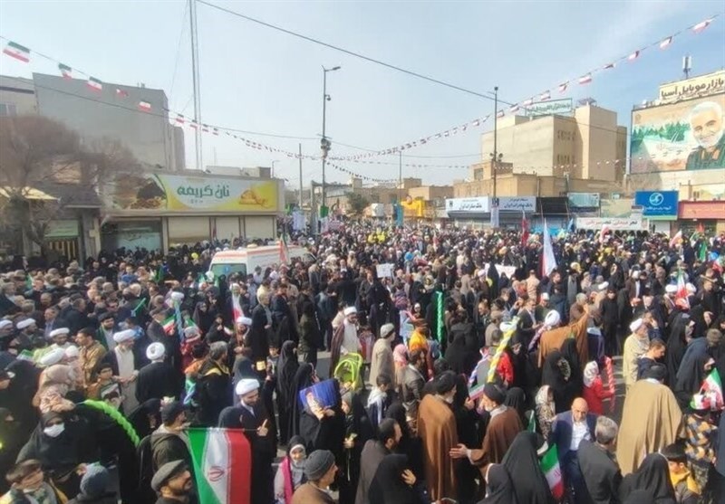 خروش مردم قم در راهپیمایی 22 بهمن/ حضور باشکوه مردم شهر خون و قیام در جشن 45 سالگی انقلاب + فیلم