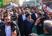 حضور رئیسی در راهپیمایی 22 بهمن/ حضور پرشور مردم برای مسئولین، مسئولیت‌آور است