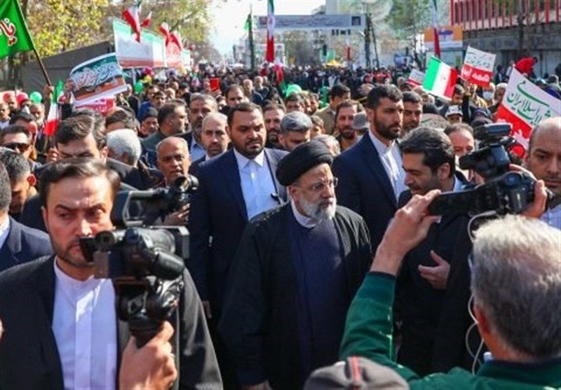 حضور رئیسی در راهپیمایی 22 بهمن/ حضور پرشور مردم برای مسئولین، مسئولیت‌آور است