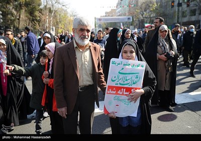 پدر شهید مصطفی احمدی روشن در مراسم راهپیمایی 22 بهمن