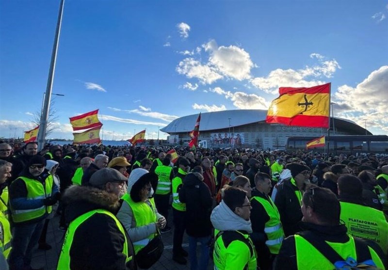 Spanish Police Scuffle with Farmers, Truckers in Protests