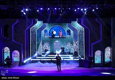 اجرای محمد معتمدی خواننده در مراسم اختتامیه چهل و دومین جشنواره فیلم فجر