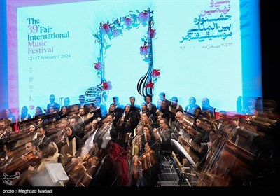 اجرای ارکستر ملی ایران به رهبری همایون رحیمیان و خوانندگی محمد معتمدی