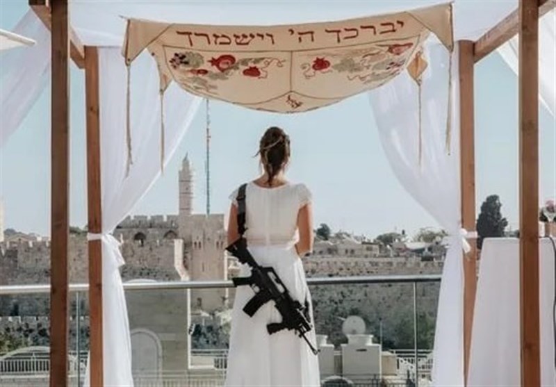 اثبات نظامی بودن جامعه صهیونیستی؛ وقتی سلاح بخشی از پوشش اسرائیلی‌ها شده + تصاویر