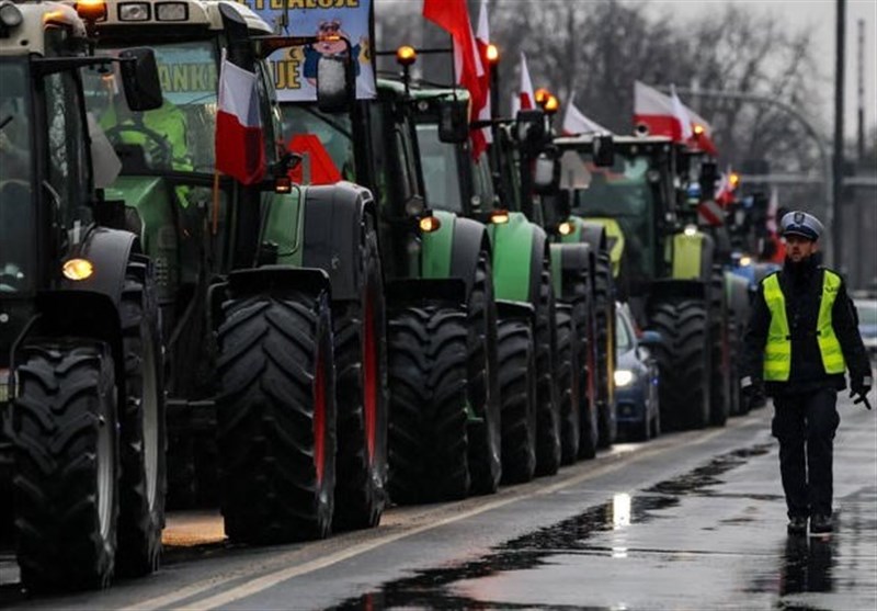 خشم کی‌یف از نابودی بیش از 160 تن غله اوکراینی توسط کشاورزان معترض لهستانی
