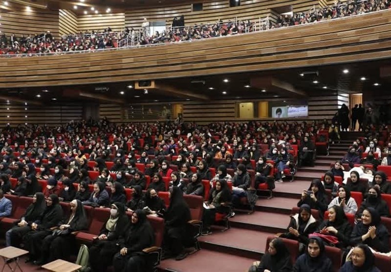 گزارش تسنیم از یک جشن تکلیف سیاسی در اصفهان/ شور رأی اولی‌های نصف جهان برای انتخابات + فیلم