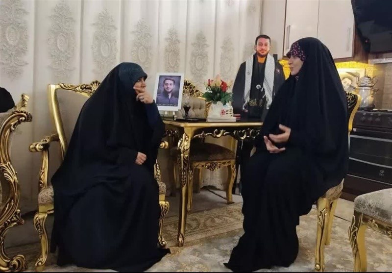 دستیار رئیس‌ جمهور با خانواده 2 شهید امنیت و مدافع حرم در مشهد دیدار کرد