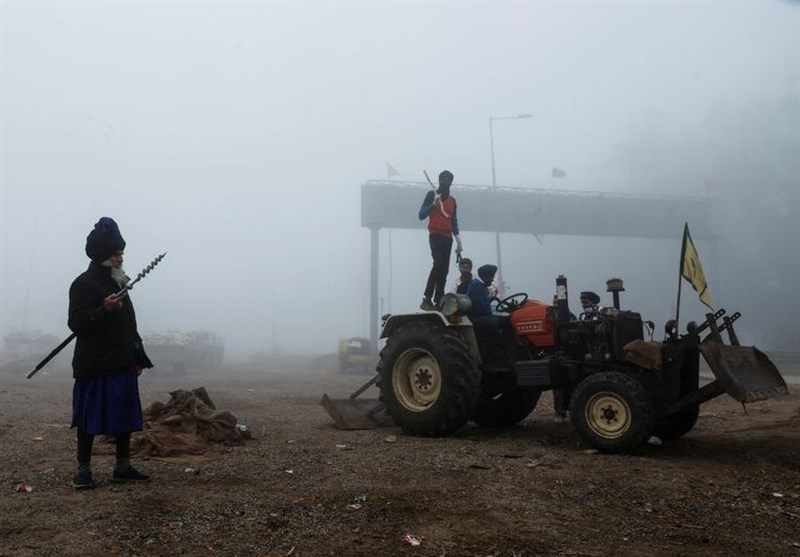 Police Fire Tear Gas at Indian Farmers Marching on Capital