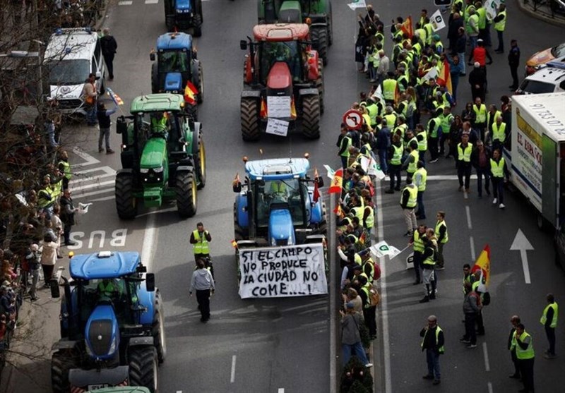 Protesting Spanish Farmers Drive Hundreds of Tractors to Madrid