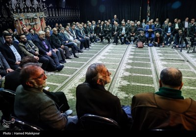 نشست صمیمی جمعی از مداحان و پیرغلامان اهل بیت(ع) با رئیس مجلس