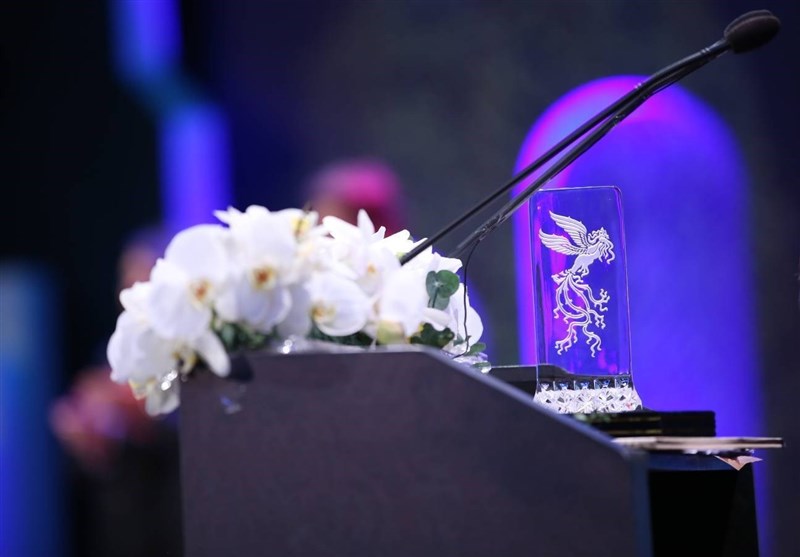 جوایز برگزیدگان جشنواره فیلم فجر 42 اهدا شد/ اعتراض به کاهش ارزش جوایز