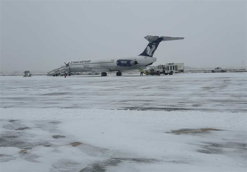 آخرین وضعیت فرودگاه مشهد پس از بارش برف/ برقراری پروازهای داخلی و خارجی + فیلم