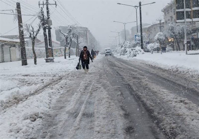 وضعیت خیابان های رشت پس از بارش سنگین برف/ کندی عبور و مرور و لغزندگی معابر + فیلم و تصاویر