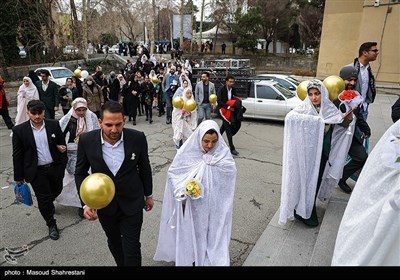 Церемония празднования свадьбы студентов в Тегеранском университете