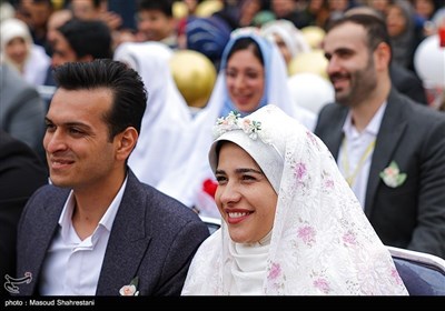 Церемония празднования свадьбы студентов в Тегеранском университете