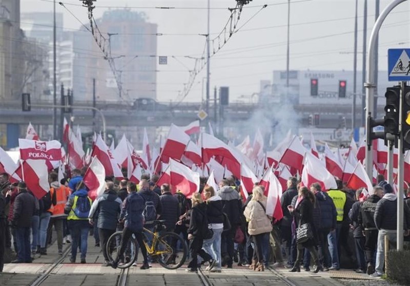 Farmers March in Poland&apos;s Capital, Cut Off Roads in Spain to Protest Ukraine Imports, EU Policies