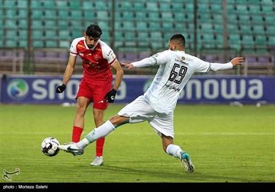 دیدار فوتبال تیم های ذوب آهن اصفهان و پرسپولیس تهران