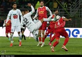 دیدار فوتبال تیم های ذوب آهن اصفهان و پرسپولیس تهران
