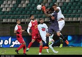 دیدار فوتبال تیم های ذوب آهن اصفهان و پرسپولیس تهران