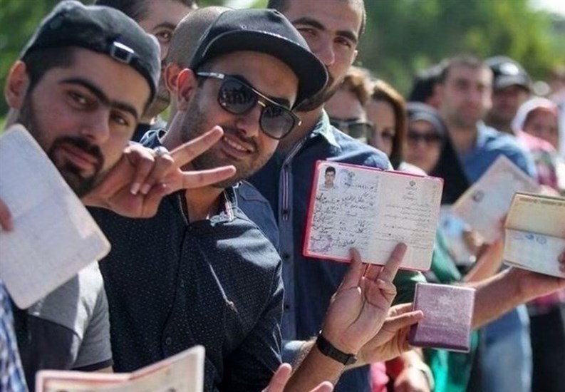 اردبیلی‌ها برای رأی دادن به صف شدند/ ازدحام مردم در شعب أخذ رأی + فیلم