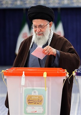 الإمام الخامنئي يدلي بصوته في انتخابات مجلسي الشورى وخبراء القيادة