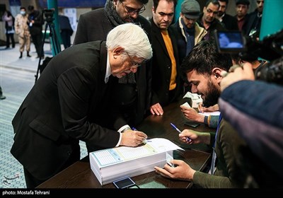 حضور محمدرضا عارف، عضو حقیقی مجمع تشخیص مصلحت نظام در حسینیه جماران پای صندوق رای