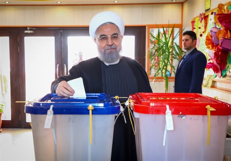 الرئیس الإیرانی السابق حسن روحانی یقترع فی الانتخابات البرلمانیة