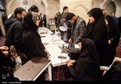 حضور یک بانوی 102 ساله قمی در انتخابات 11 اسفند 1402 + فیلم