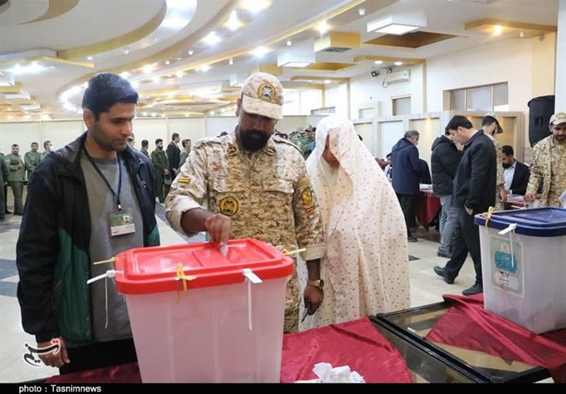 ‌لحظه‌های ناب حضور در کرمان؛ آغاز زندگی مشترک در پای صندوق رأی + عکس