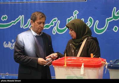 عبدالناصر همتی و همسرش در پای صندوق اخذ رای - حسینیه جماران