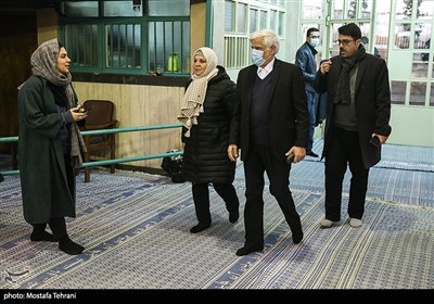 حضور محمدرضا عارف، عضو حقیقی مجمع تشخیص مصلحت نظام و همسرش در حسینیه جماران پای صندوق رای