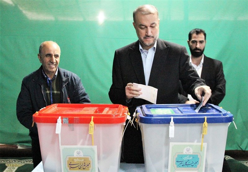 وزیر الخارجیة الإیرانی یدلی بصوته فی الانتخابات البرلمانیة