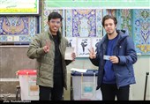 مردم کاشان به عشق رهبر پای صندوق رأی حاضر شدند + تصاویر